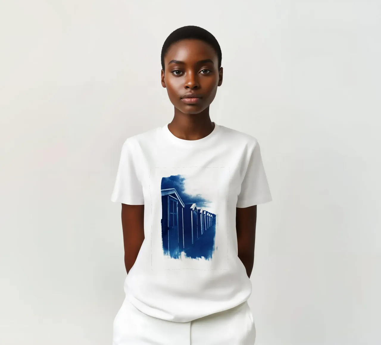 Capanne sulla spiaggia Cianotipo t-shirt da Kim Hubball Studio