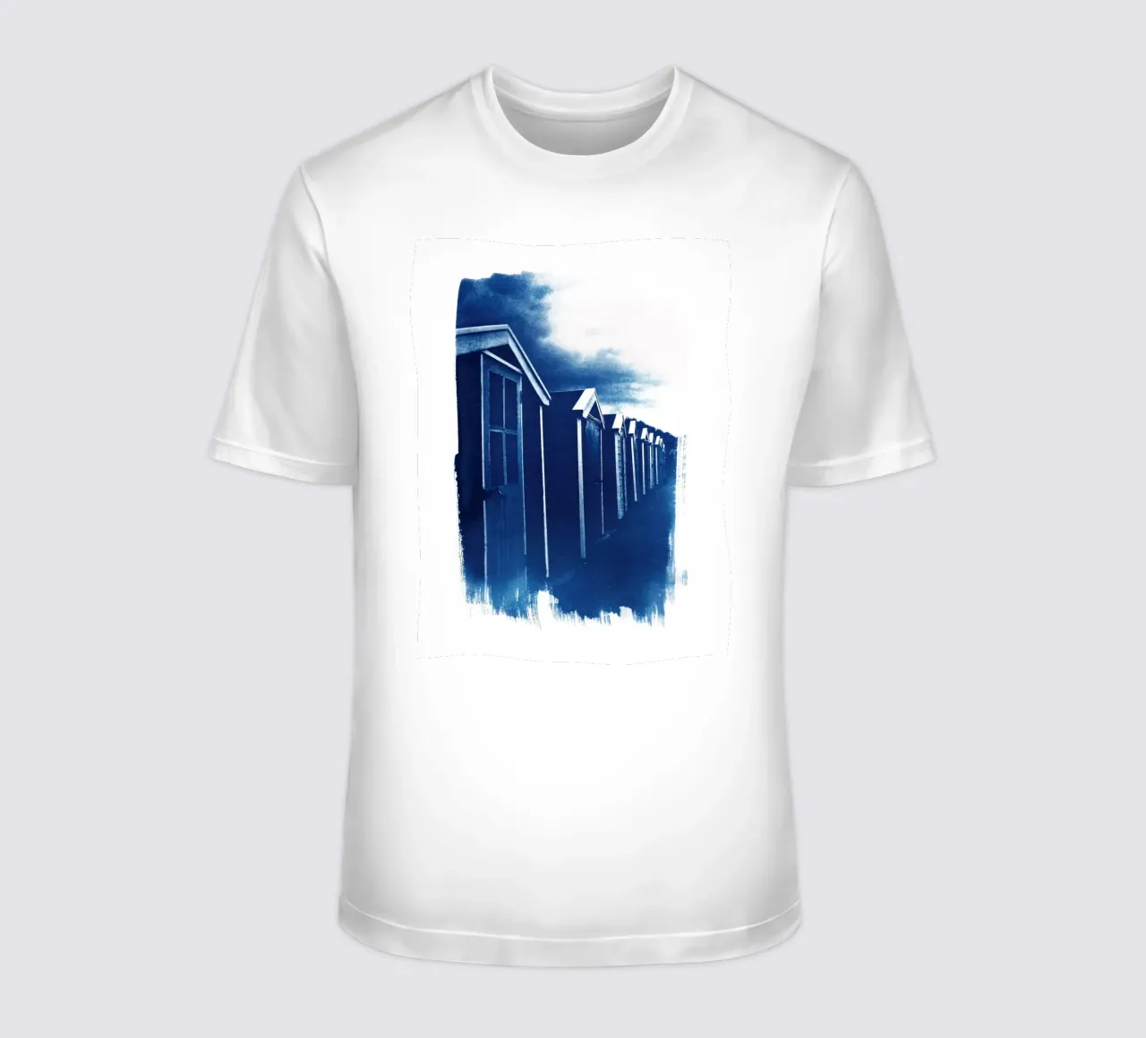 Capanne sulla spiaggia Cianotipo t-shirt da Kim Hubball Studio