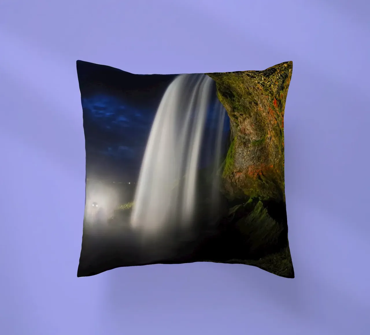 Dietro la cascata di notte cuscino da Fjöllart