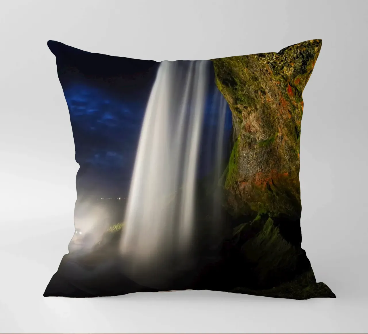 Dietro la cascata di notte cuscino da Fjöllart