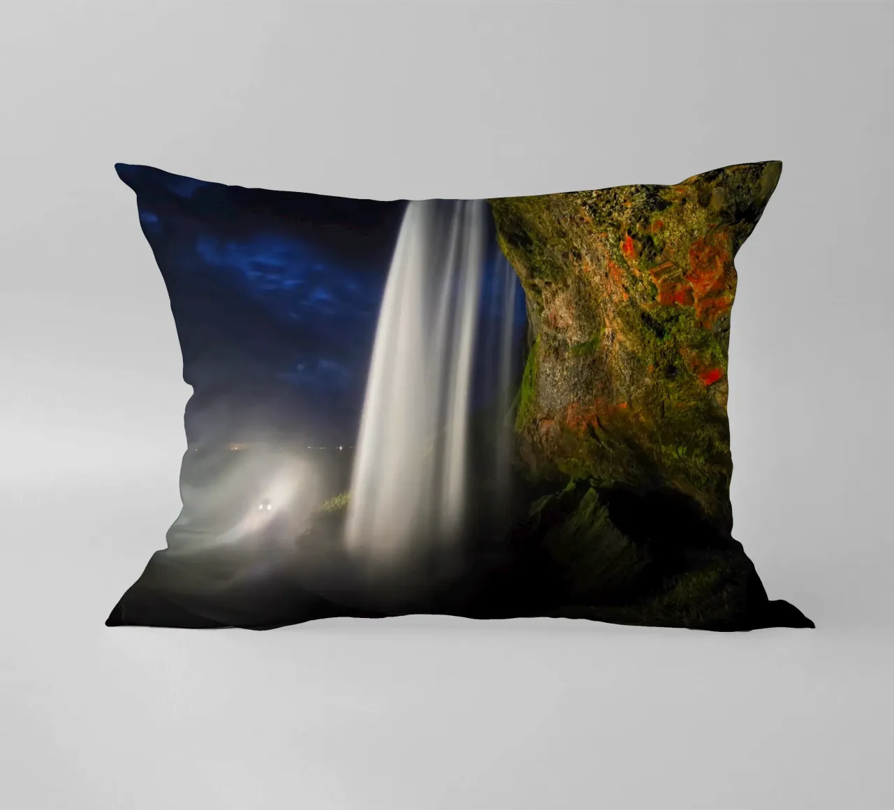 Dietro la cascata di notte cuscino da Fjöllart