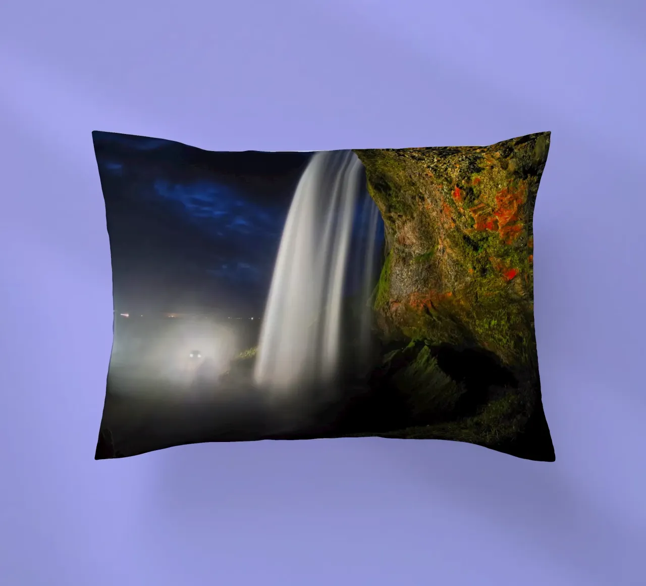 Dietro la cascata di notte cuscino da Fjöllart
