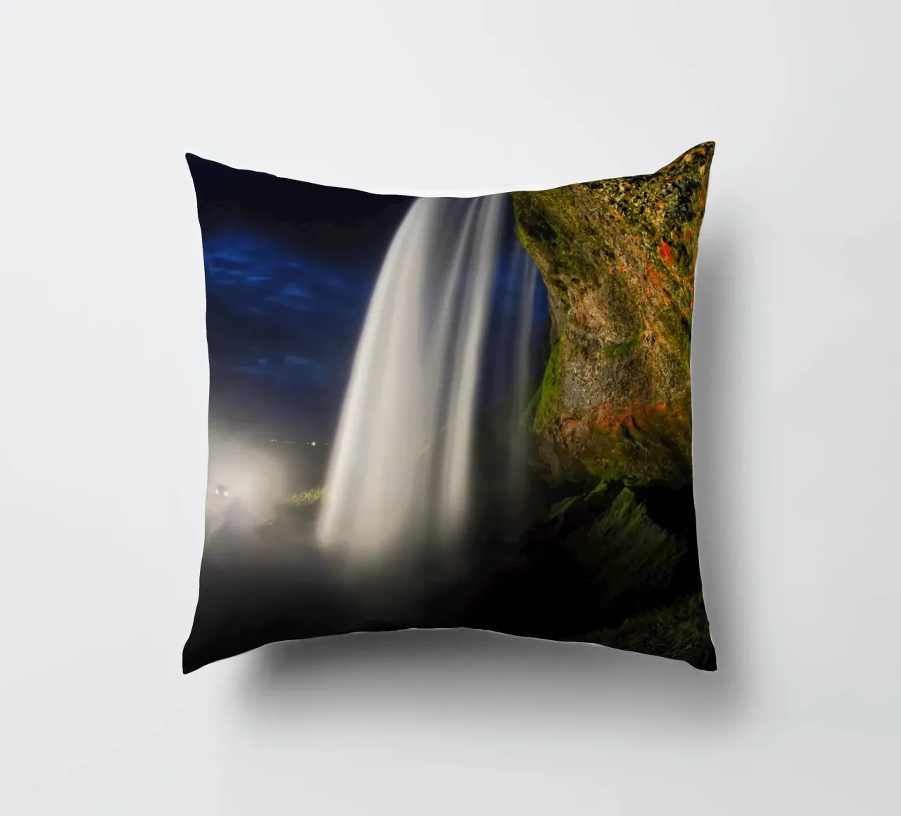 Dietro la cascata di notte cuscino da Fjöllart