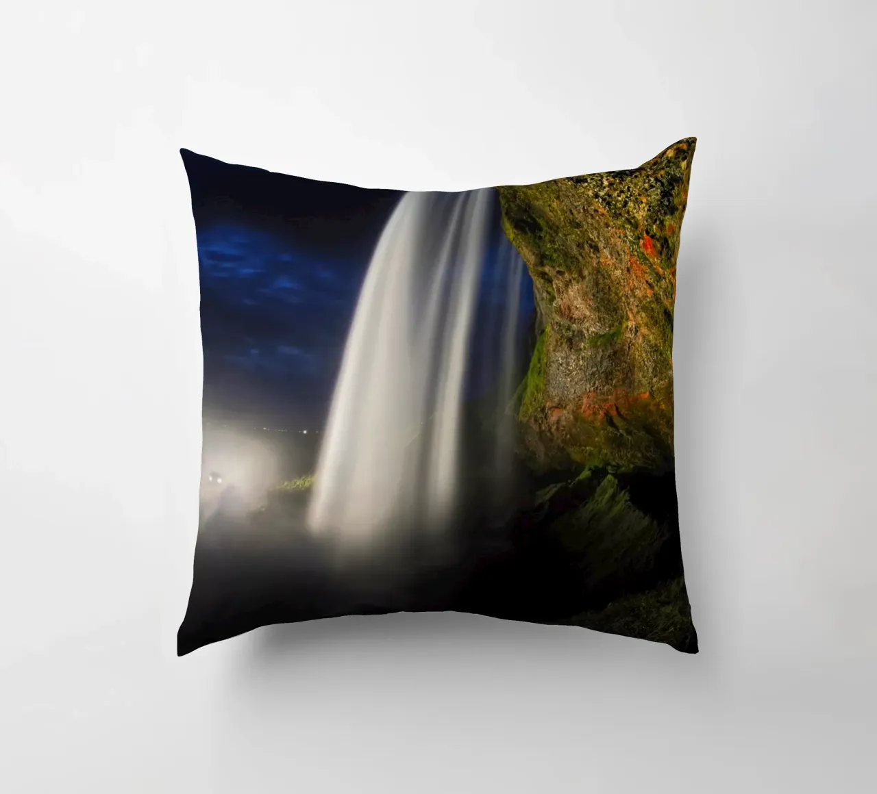 Dietro la cascata di notte cuscino da Fjöllart