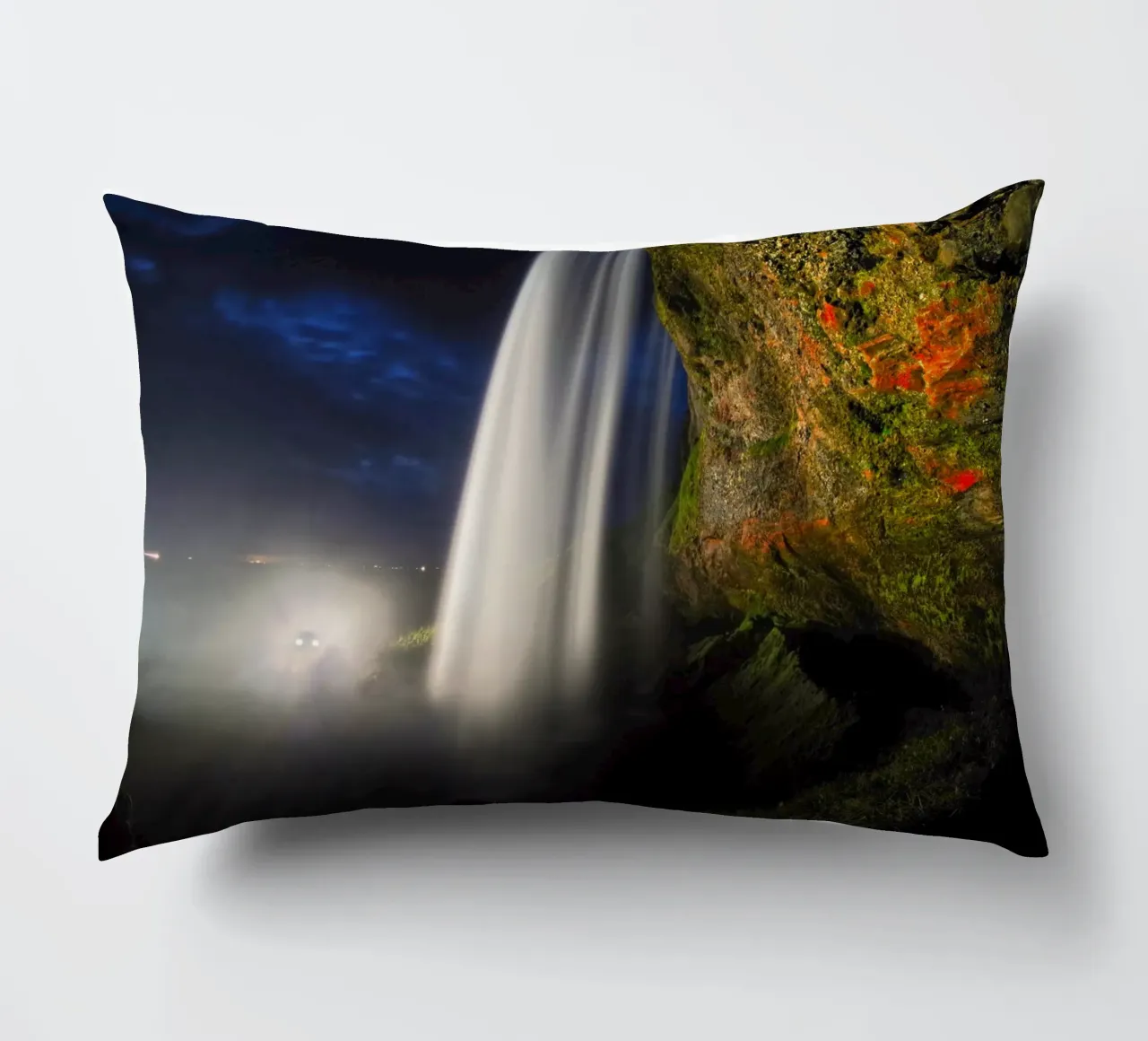 Dietro la cascata di notte cuscino da Fjöllart