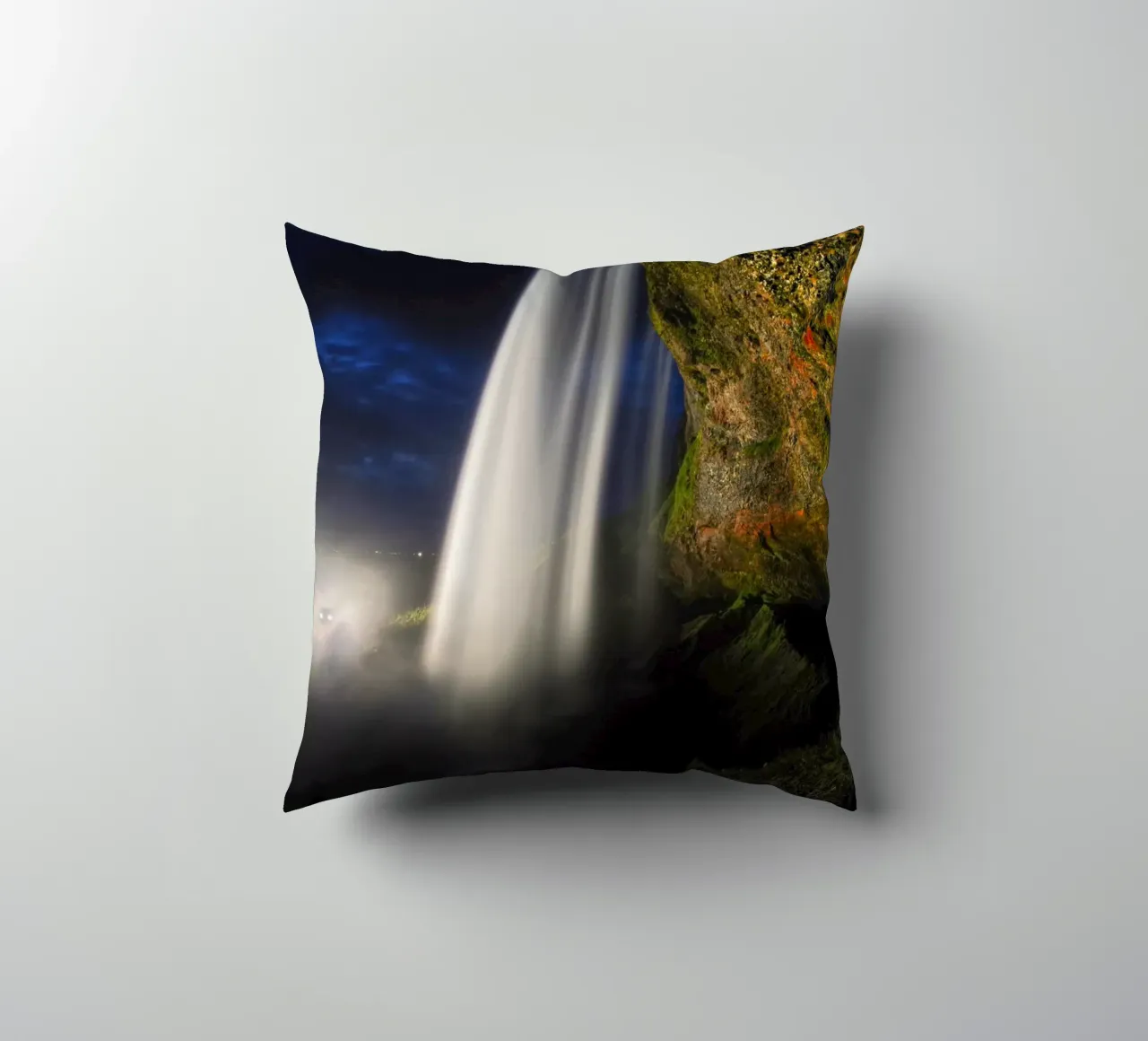 Dietro la cascata di notte cuscino da Fjöllart