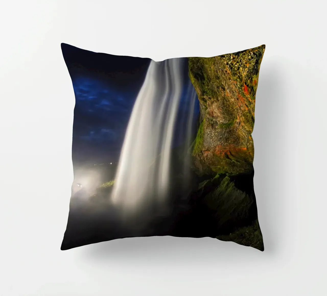 Dietro la cascata di notte cuscino da Fjöllart