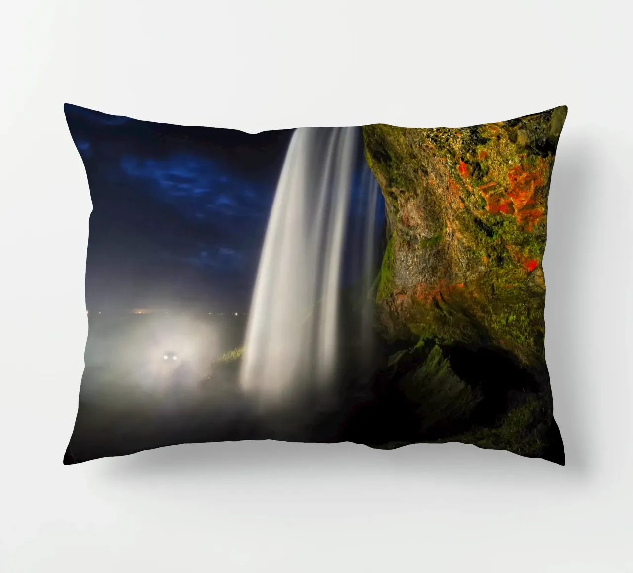 Dietro la cascata di notte cuscino da Fjöllart