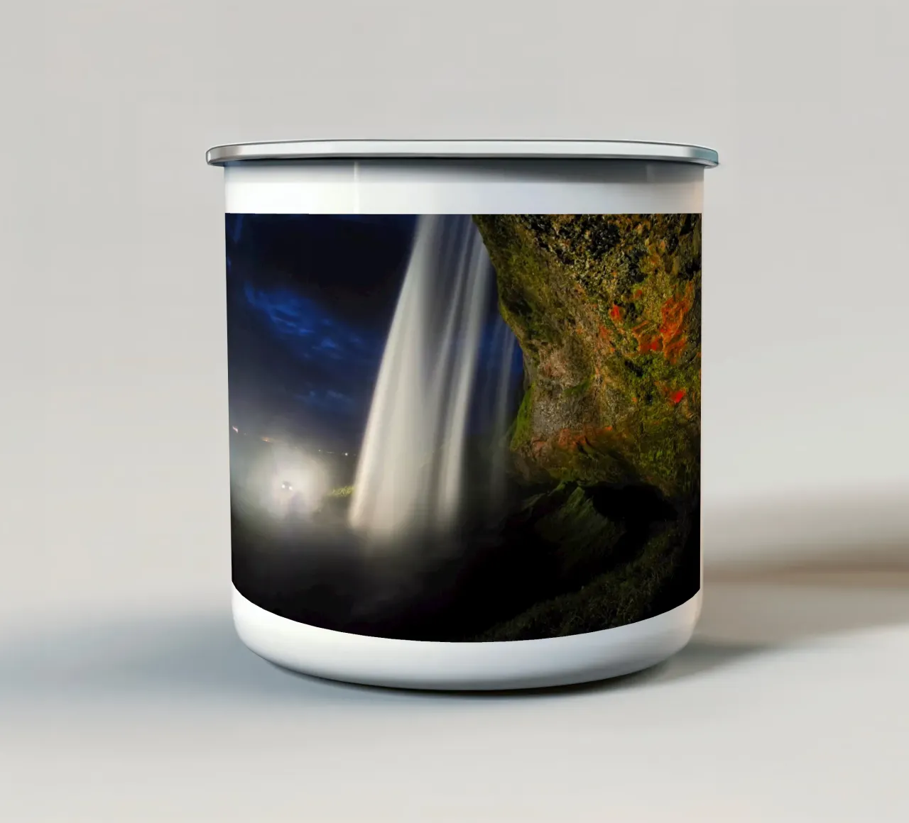 Dietro la cascata di notte tazza in smalto da Fjöllart