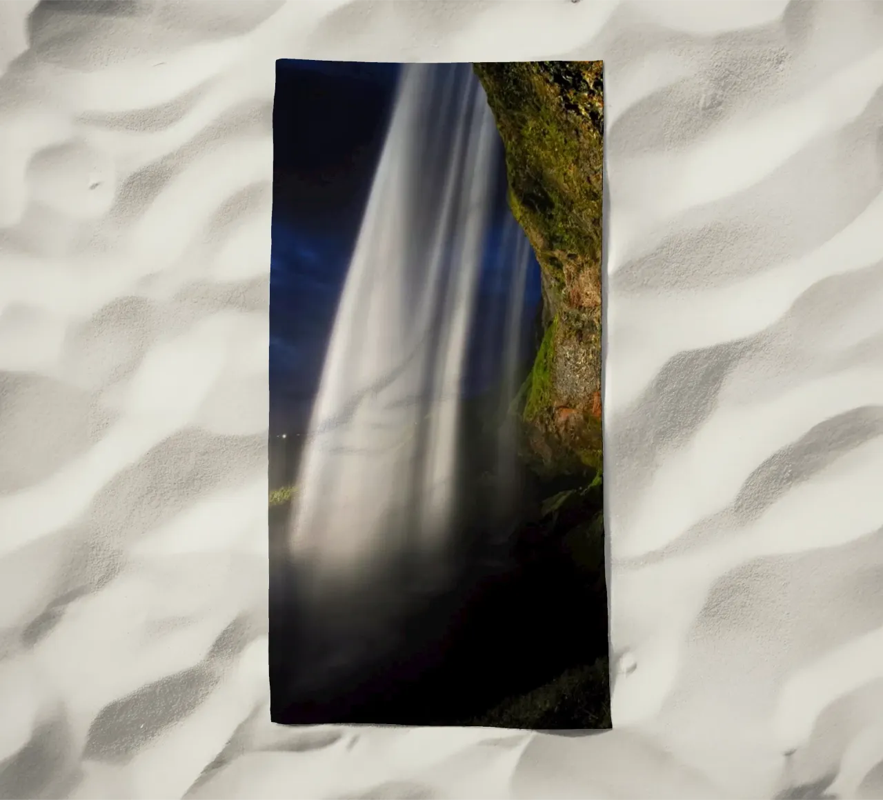 Dietro la cascata di notte telo mare da Fjöllart