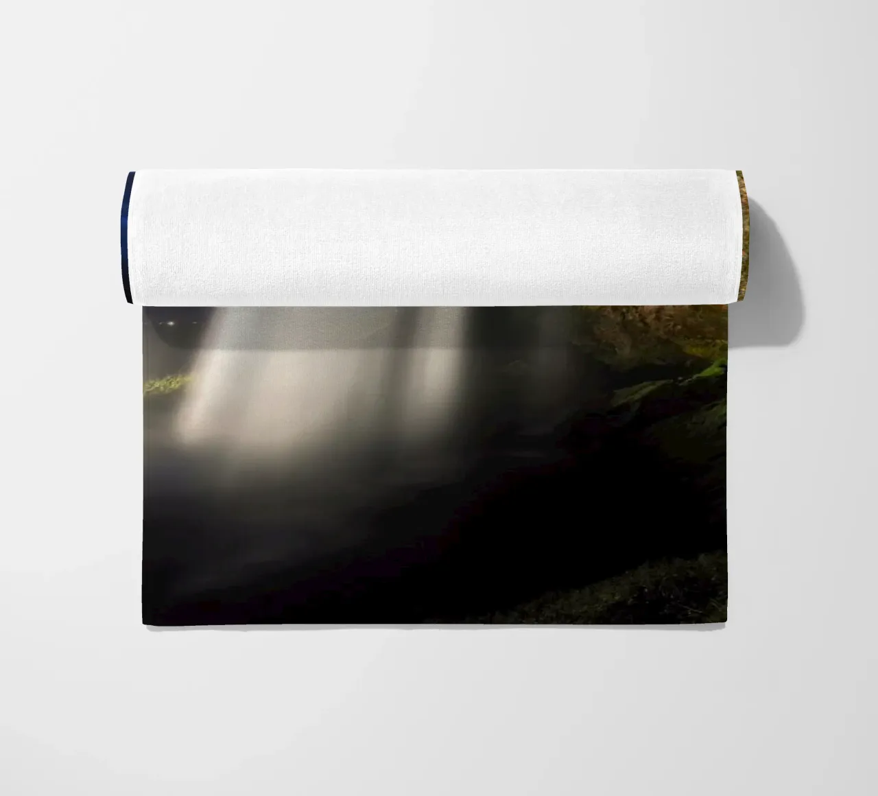 Dietro la cascata di notte telo mare da Fjöllart