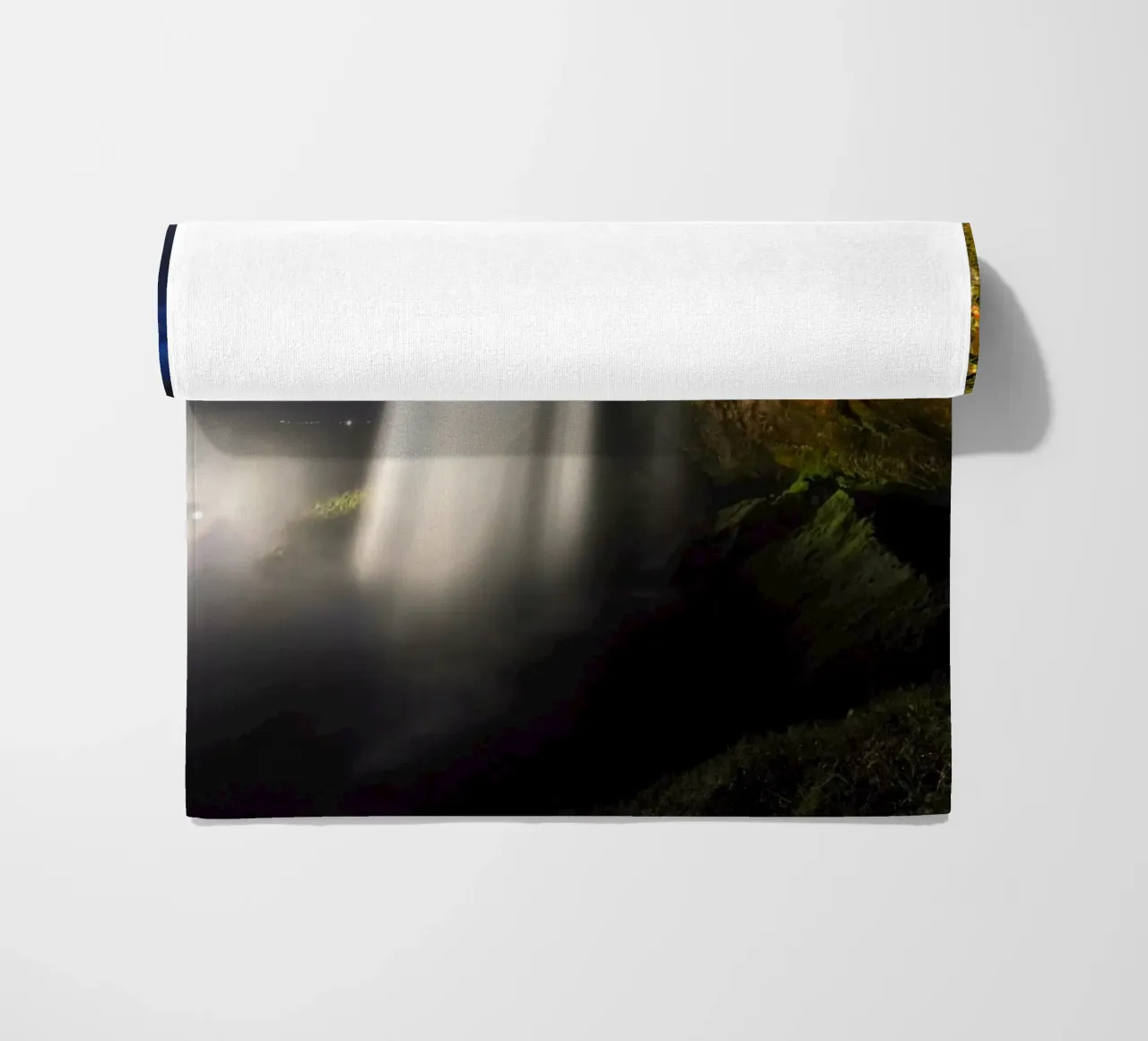 Dietro la cascata di notte telo mare da Fjöllart