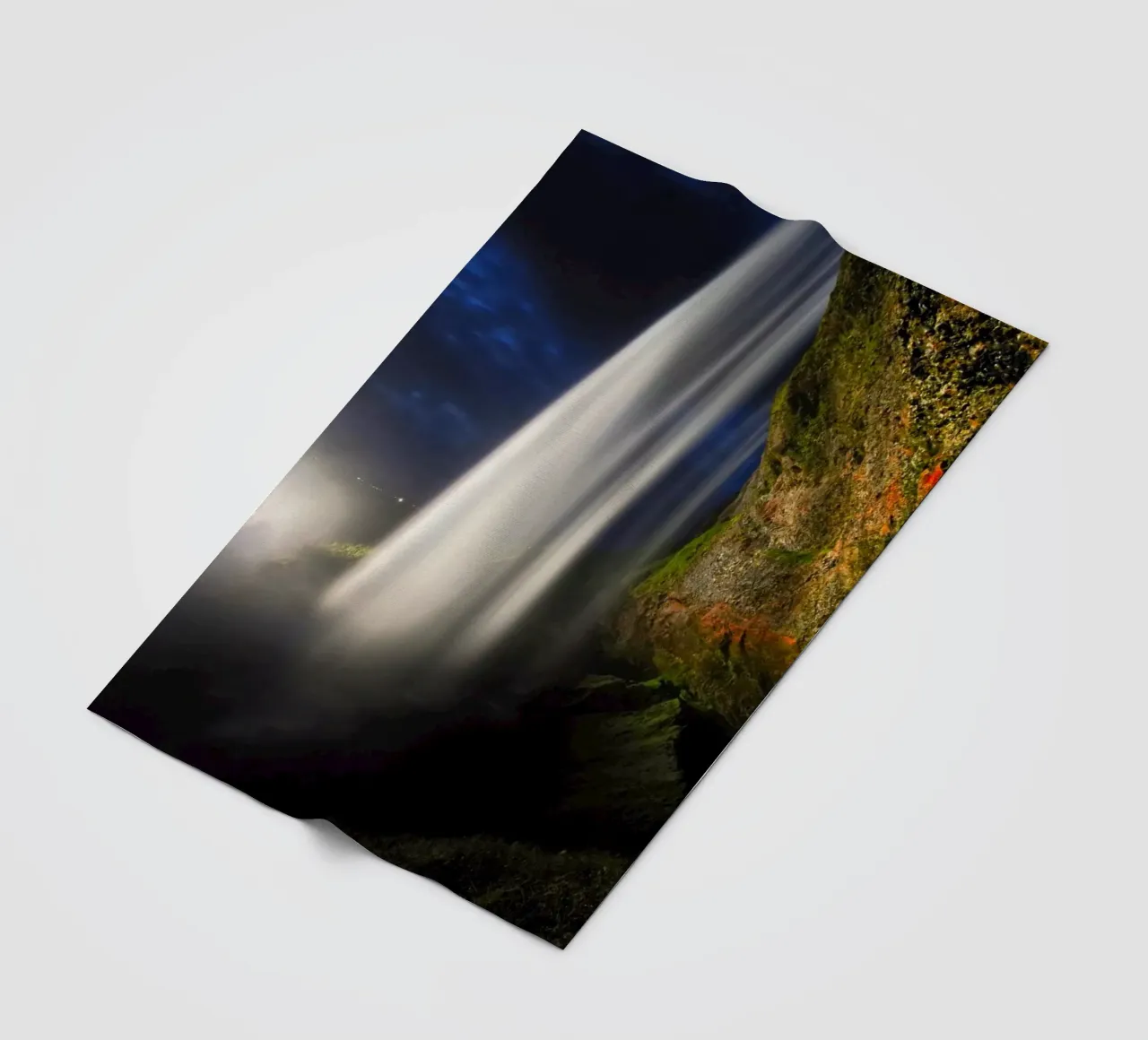 Dietro la cascata di notte coperta in pile da Fjöllart