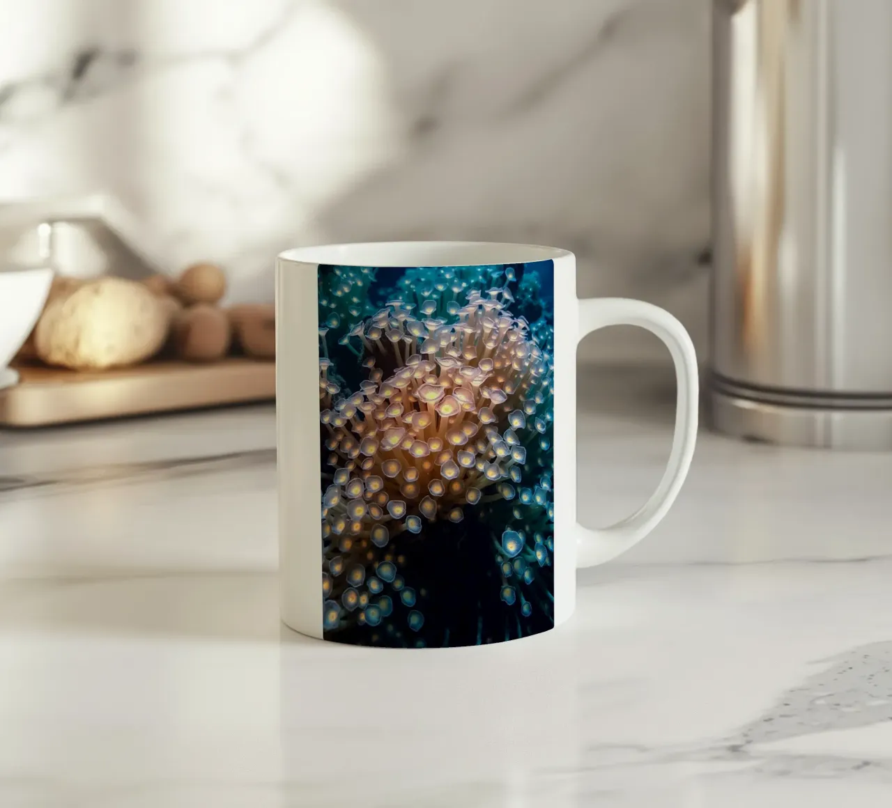 Sinfonia di coralli bioluminescenti: Un radioso giardino sottomarino tazza in ceramica da Artistic-shop