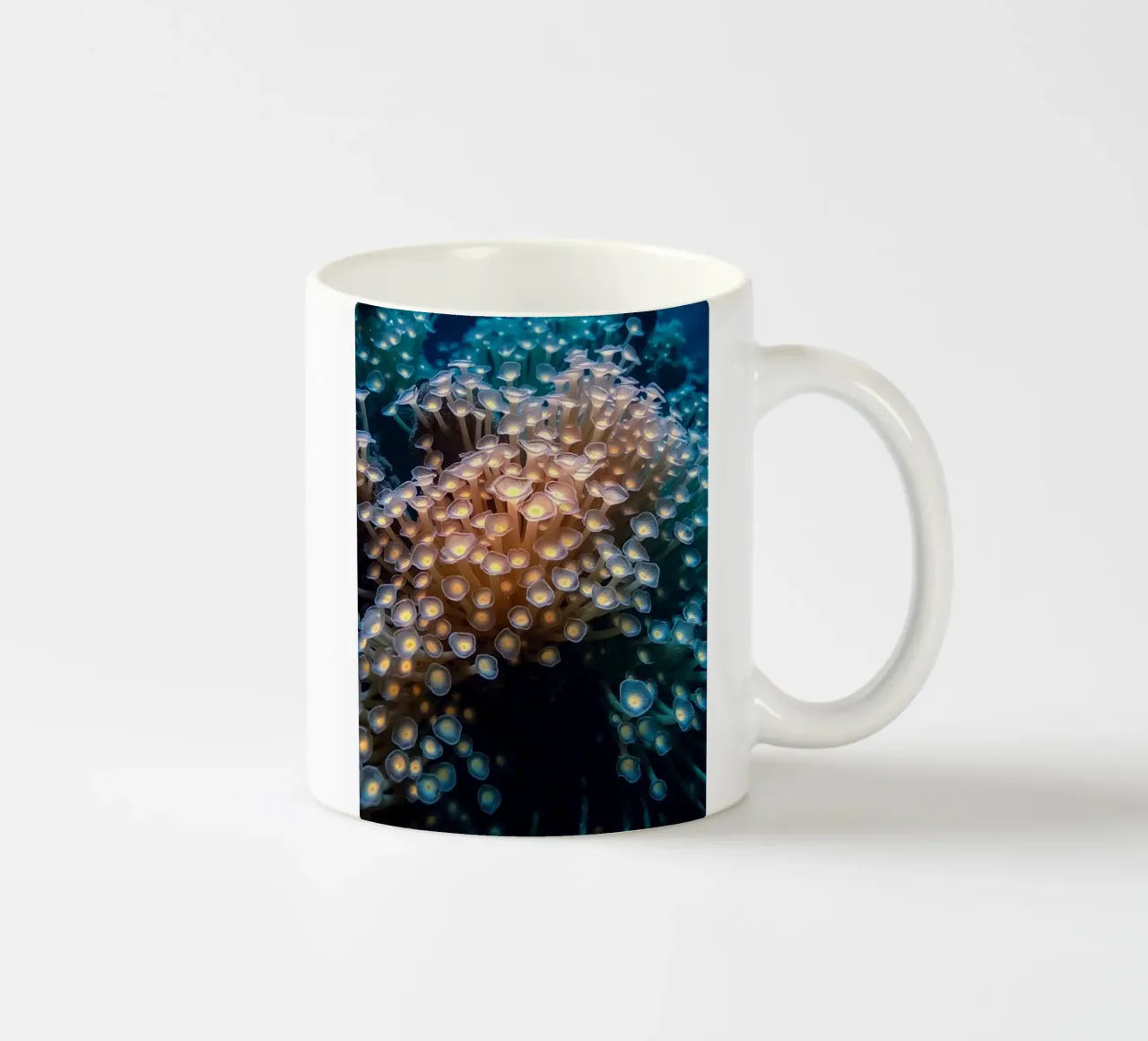 Sinfonia di coralli bioluminescenti: Un radioso giardino sottomarino tazza in ceramica da Artistic-shop