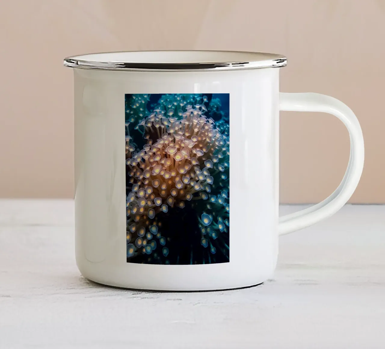 Sinfonia di coralli bioluminescenti: Un radioso giardino sottomarino tazza in smalto da Artistic-shop
