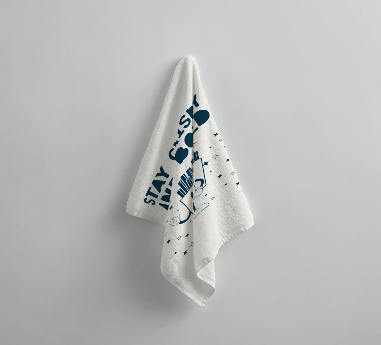 Retro Frietjes Karakter Blijf Knapperig En Vet Blauw Wit badhanddoek van Studio Frances M