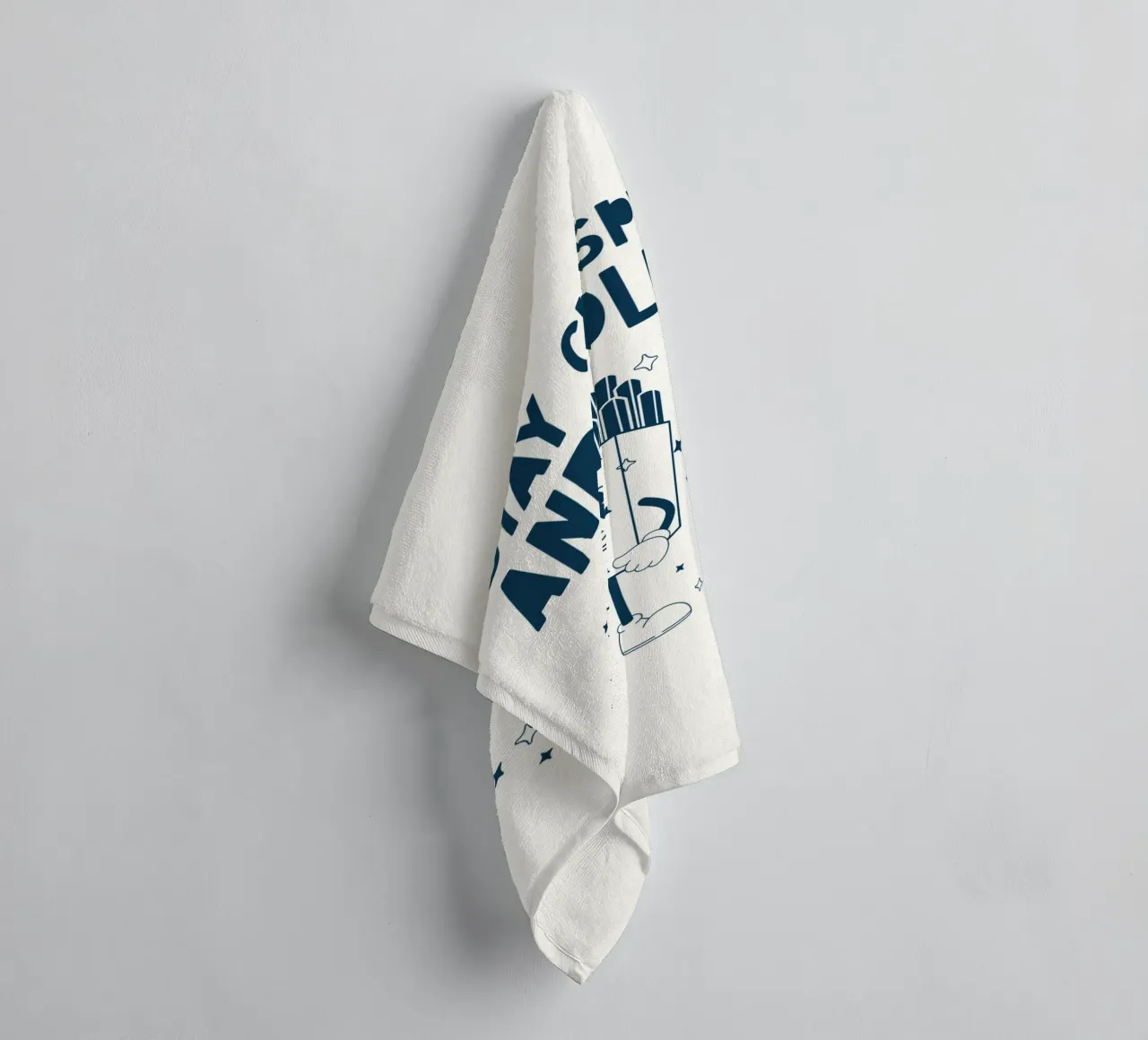 Retro Frietjes Karakter Blijf Knapperig En Vet Blauw Wit badhanddoek van Studio Frances M