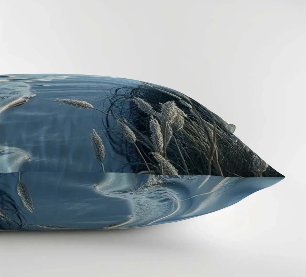 Paesaggio onirico sereno: Il riflesso di una sfera d'argento cuscino da Artistic-shop