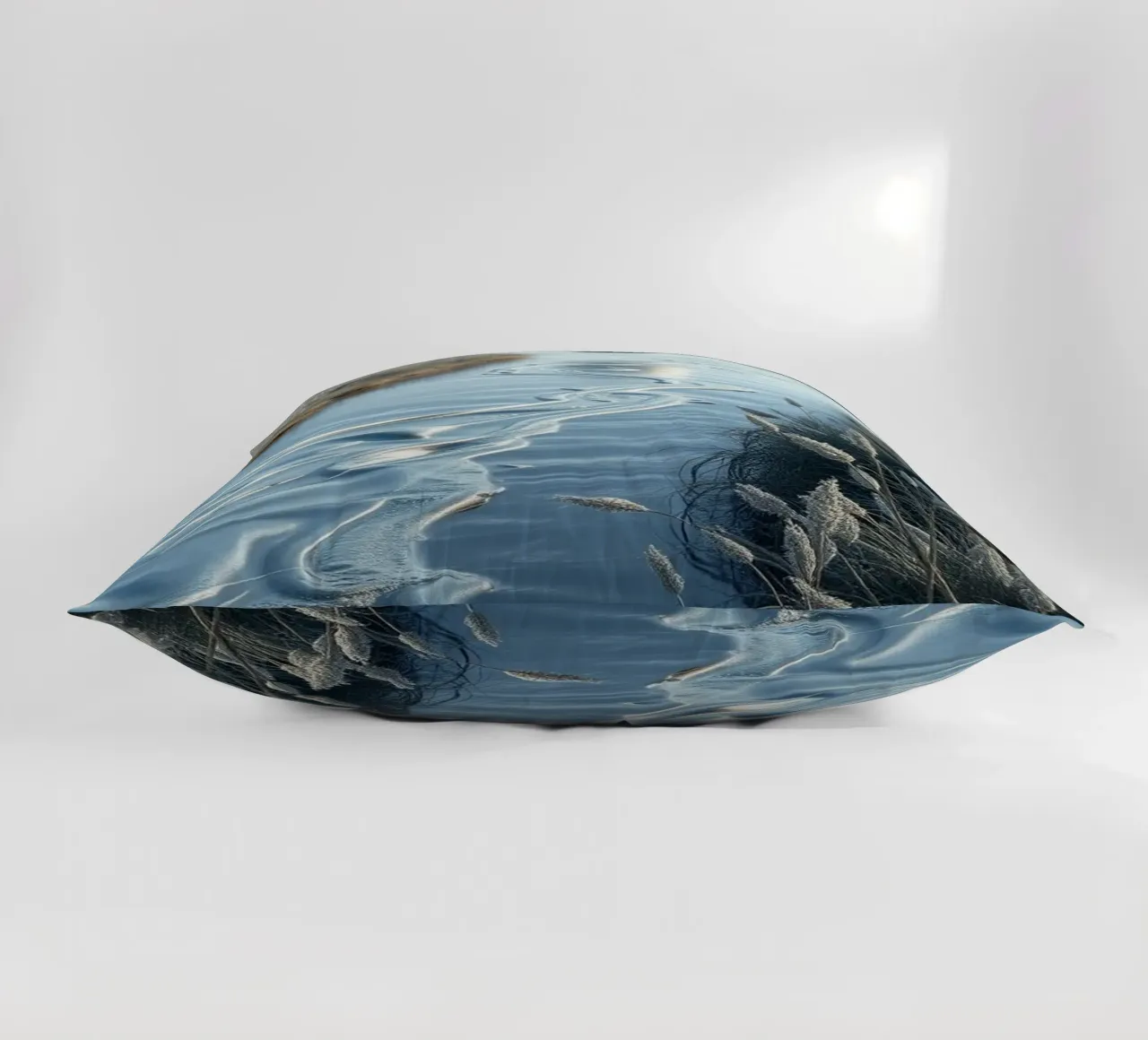 Paesaggio onirico sereno: Il riflesso di una sfera d'argento cuscino da Artistic-shop