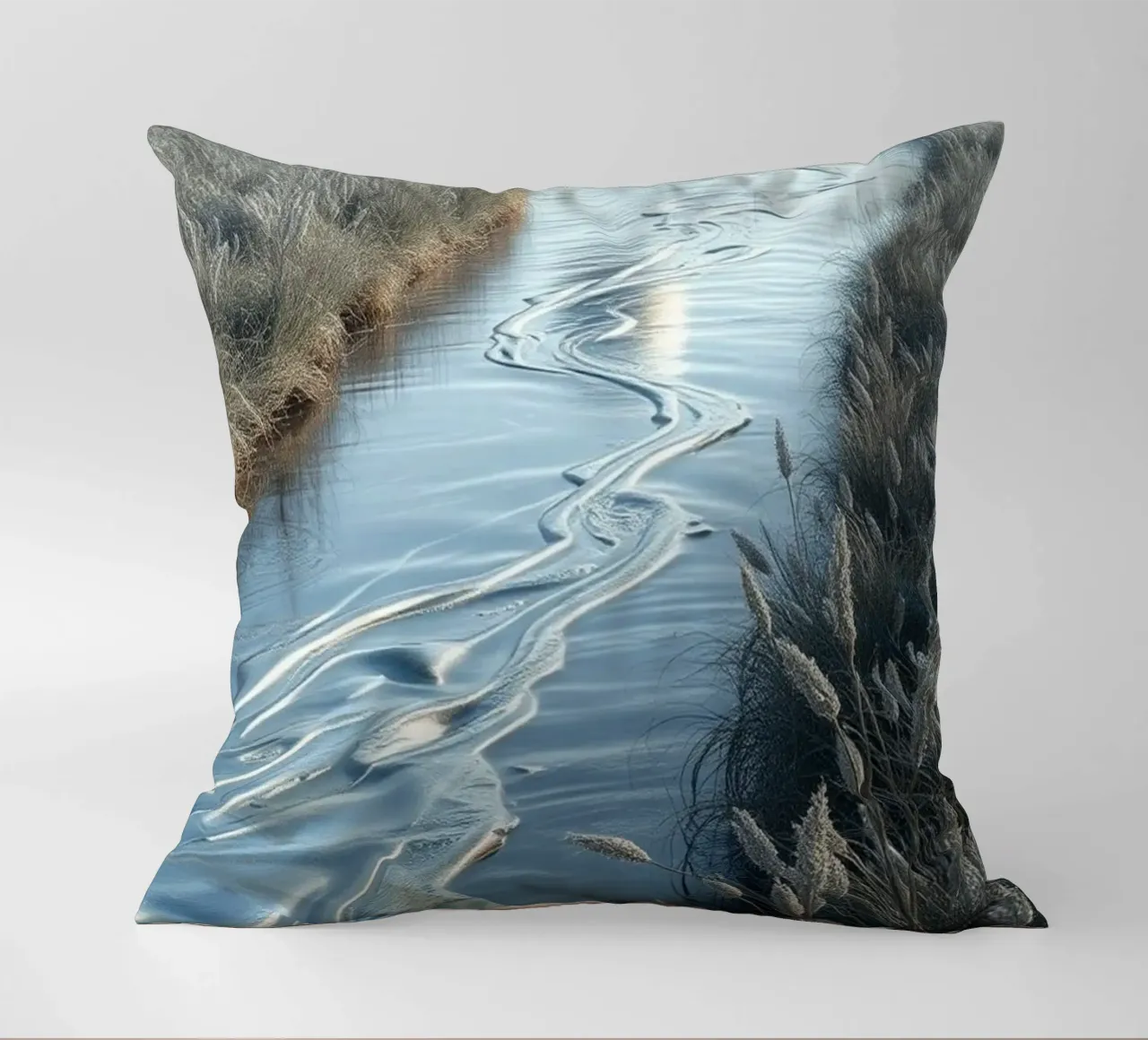 Paesaggio onirico sereno: Il riflesso di una sfera d'argento cuscino da Artistic-shop