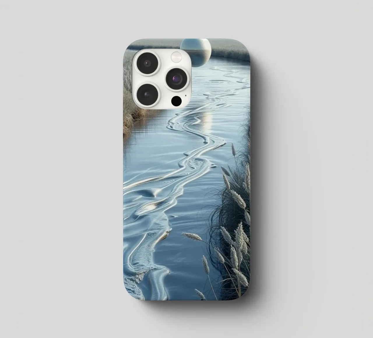 Paesaggio onirico sereno: Il riflesso di una sfera d'argento cover iphone da Artistic-shop