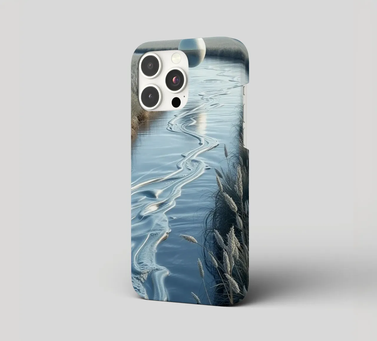 Paesaggio onirico sereno: Il riflesso di una sfera d'argento cover iphone da Artistic-shop