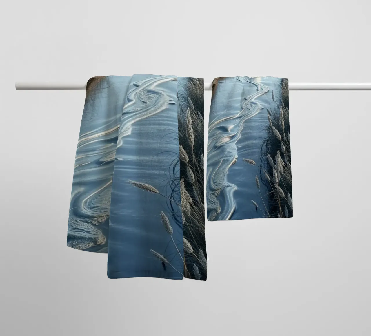 Paesaggio onirico sereno: Il riflesso di una sfera d'argento asciugamano da bagno da Artistic-shop