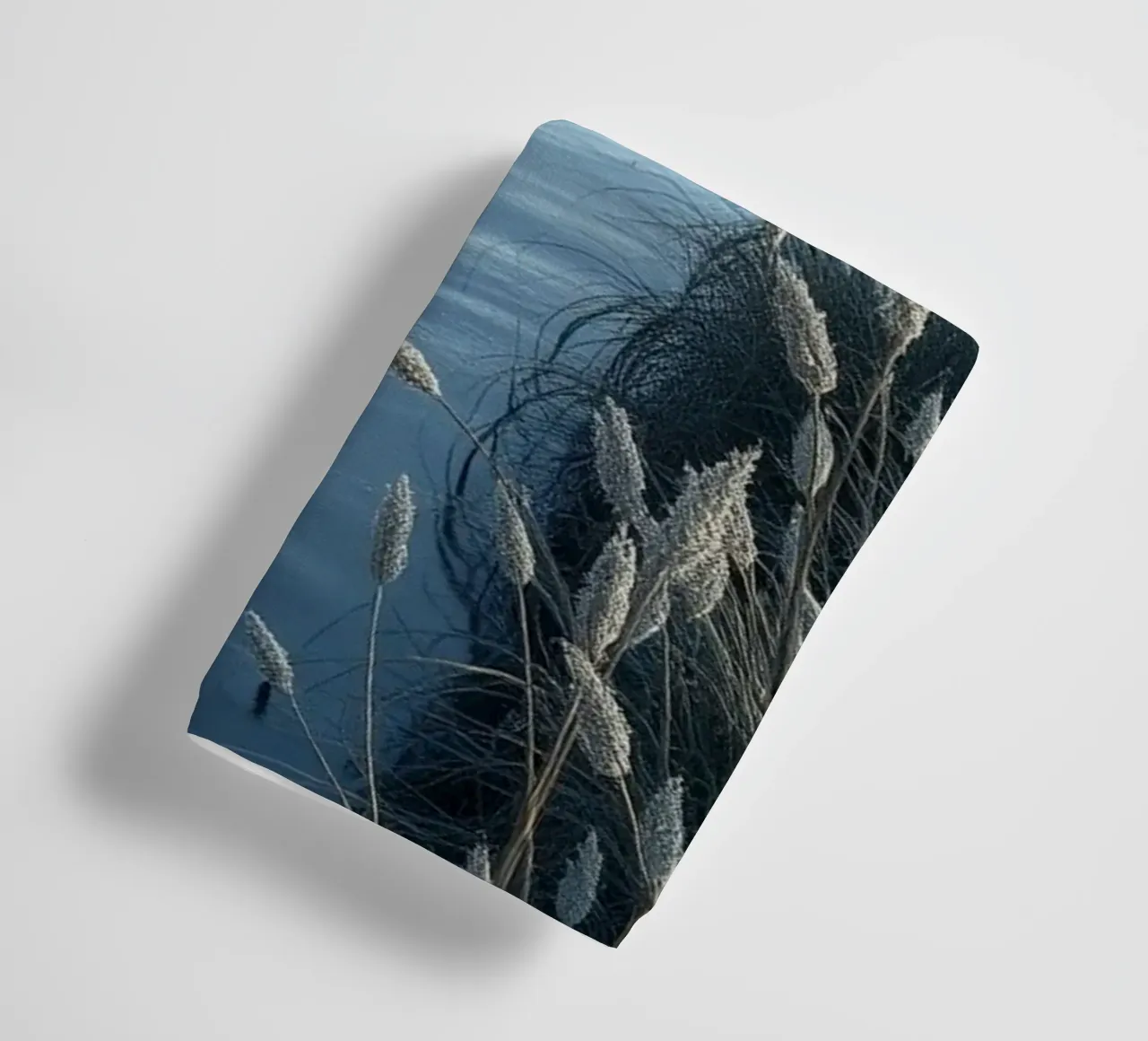 Paesaggio onirico sereno: Il riflesso di una sfera d'argento asciugamano da bagno da Artistic-shop