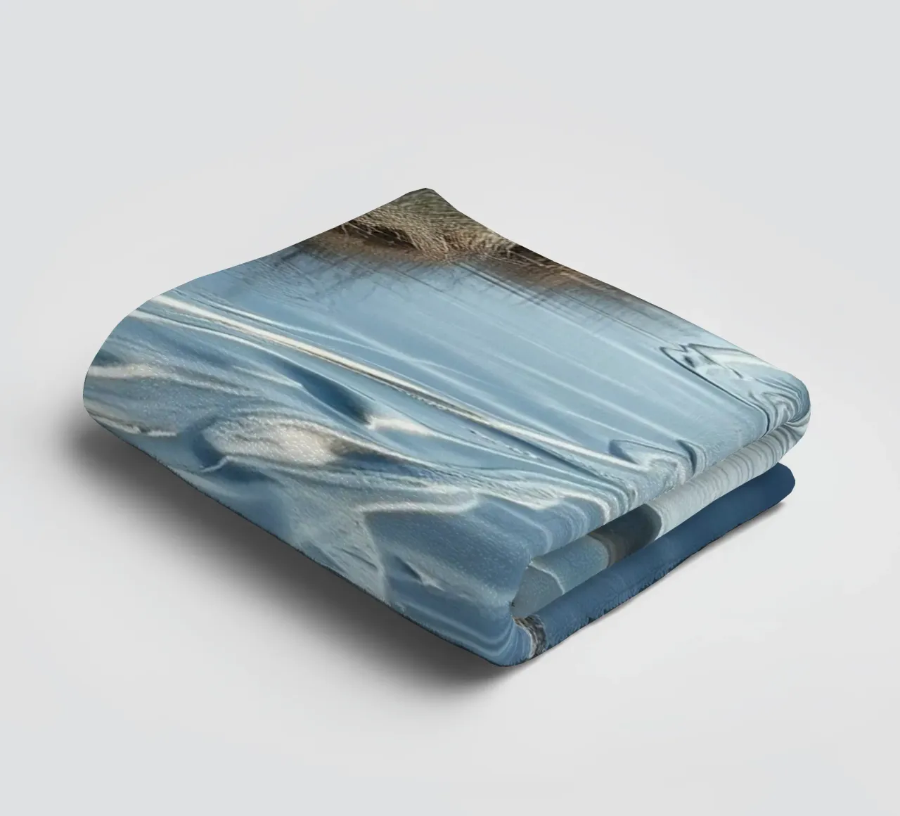 Paesaggio onirico sereno: Il riflesso di una sfera d'argento asciugamano da bagno da Artistic-shop