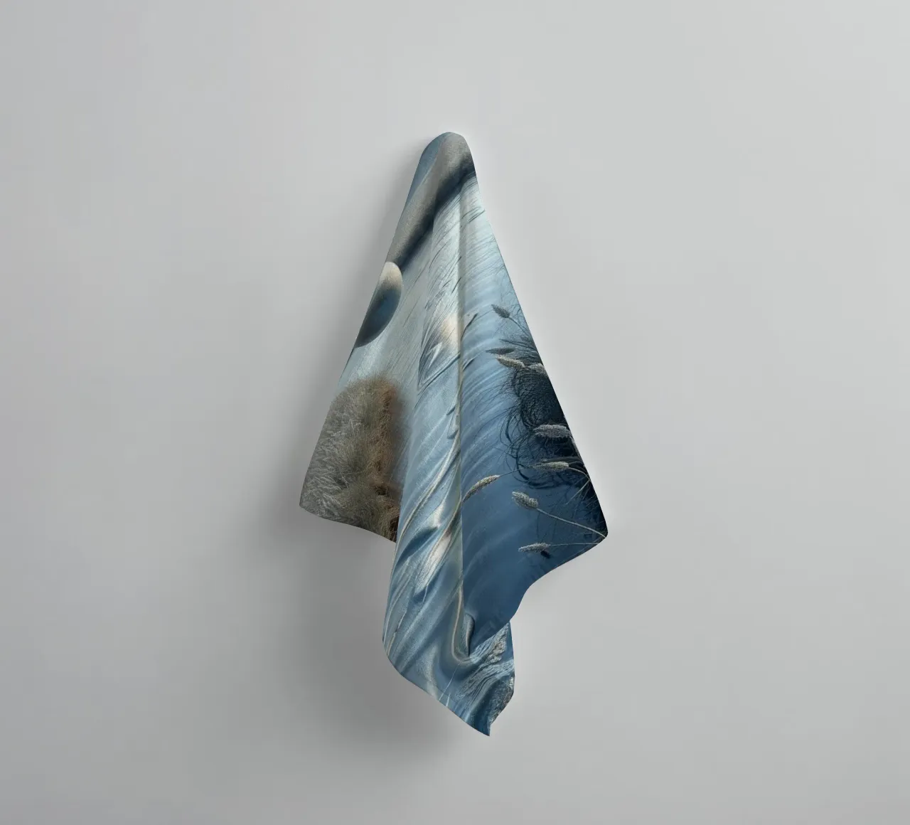 Paesaggio onirico sereno: Il riflesso di una sfera d'argento asciugamano da bagno da Artistic-shop