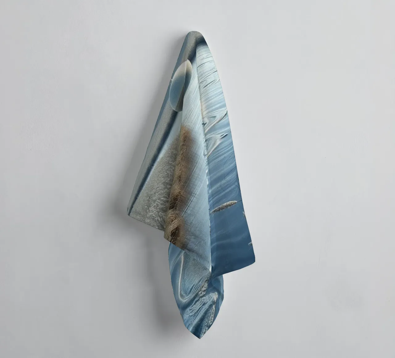 Paesaggio onirico sereno: Il riflesso di una sfera d'argento asciugamano da bagno da Artistic-shop