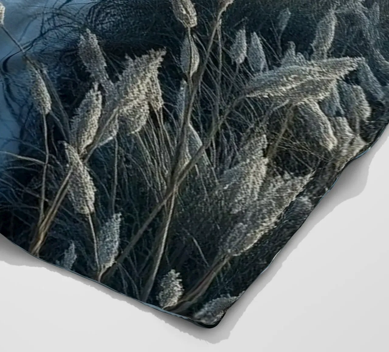 Paesaggio onirico sereno: Il riflesso di una sfera d'argento coperta in pile da Artistic-shop