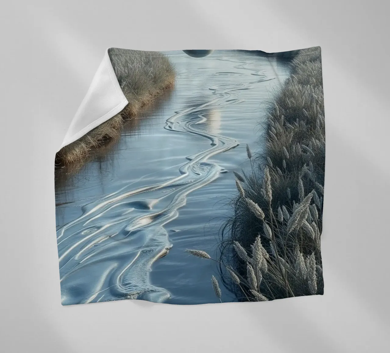 Paesaggio onirico sereno: Il riflesso di una sfera d'argento coperta in pile da Artistic-shop