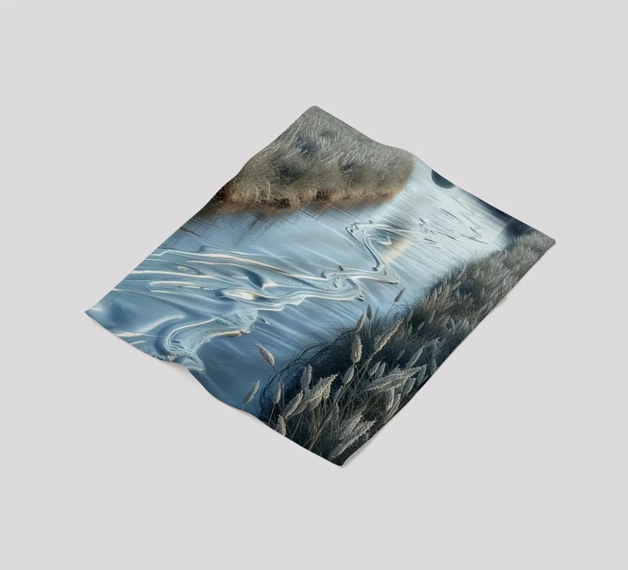 Paesaggio onirico sereno: Il riflesso di una sfera d'argento coperta in pile da Artistic-shop