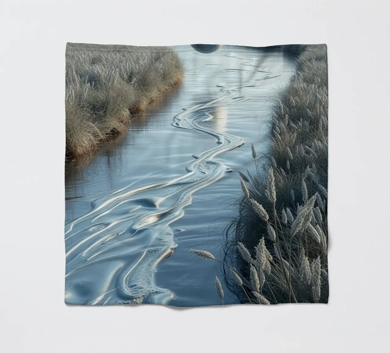 Paesaggio onirico sereno: Il riflesso di una sfera d'argento coperta in pile da Artistic-shop