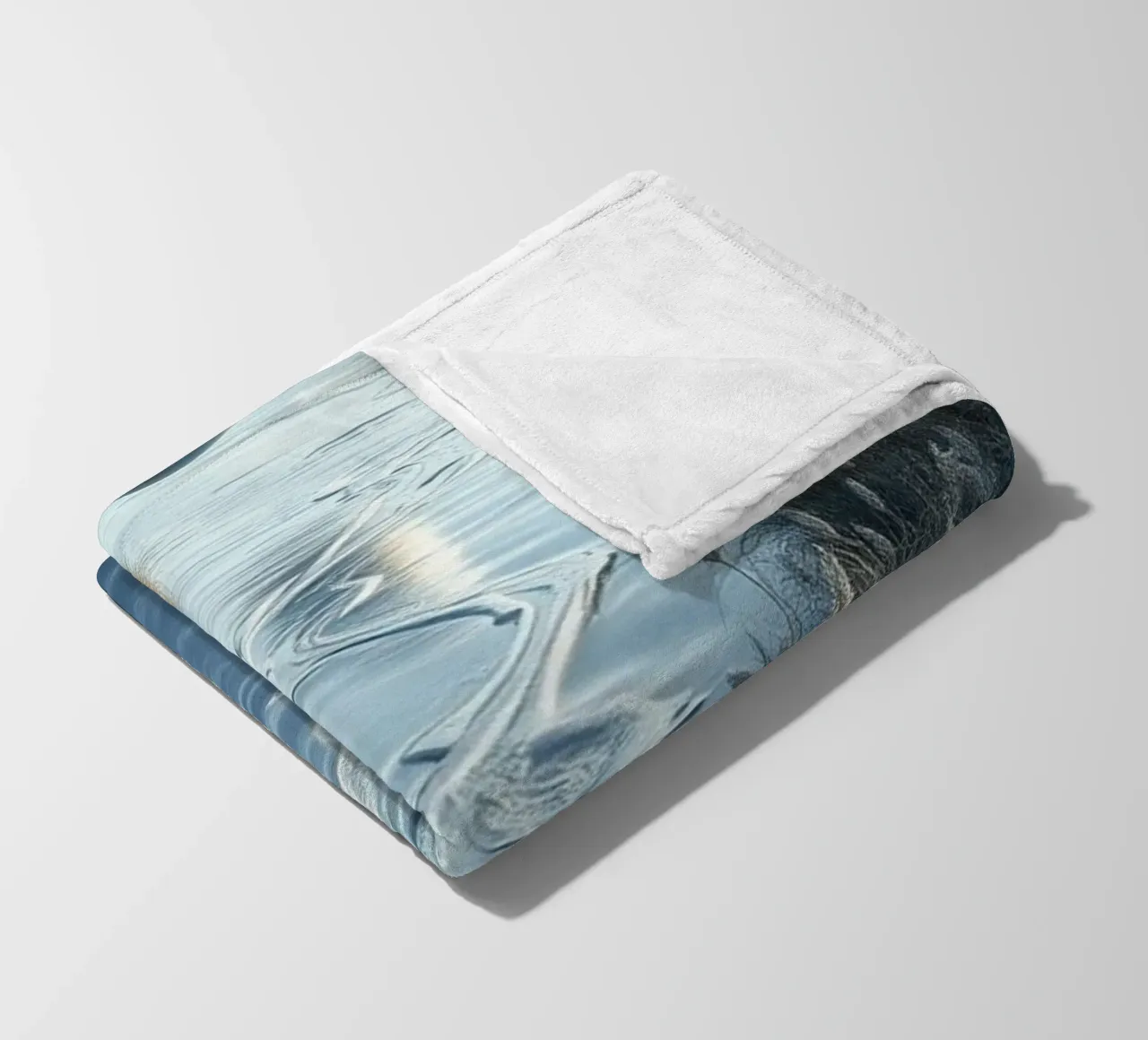 Paesaggio onirico sereno: Il riflesso di una sfera d'argento coperta in pile da Artistic-shop