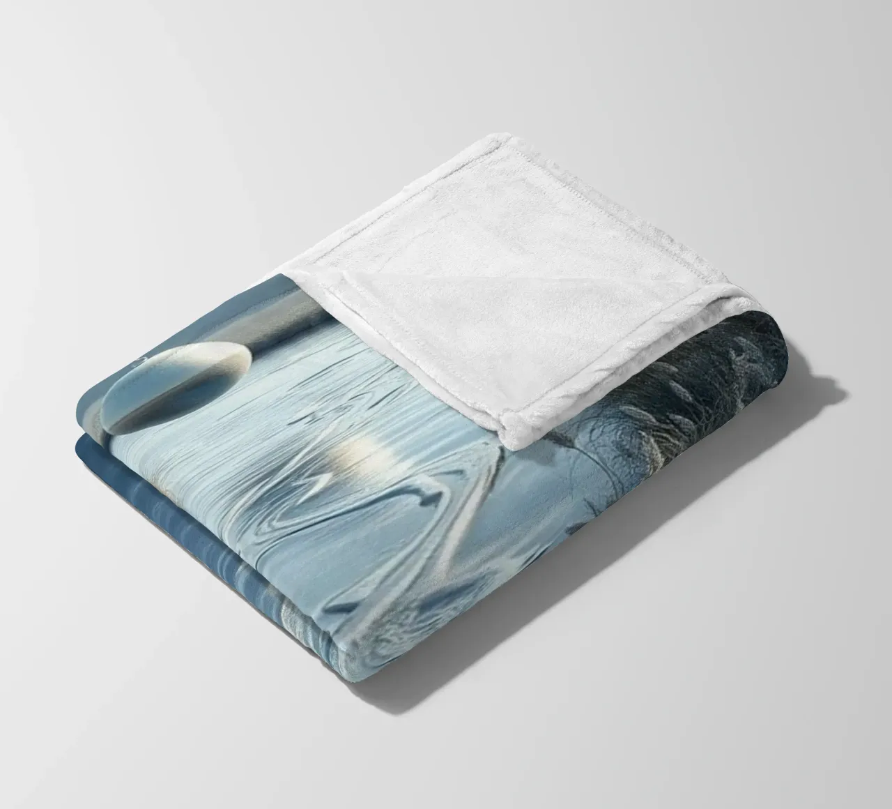 Paesaggio onirico sereno: Il riflesso di una sfera d'argento coperta in pile da Artistic-shop