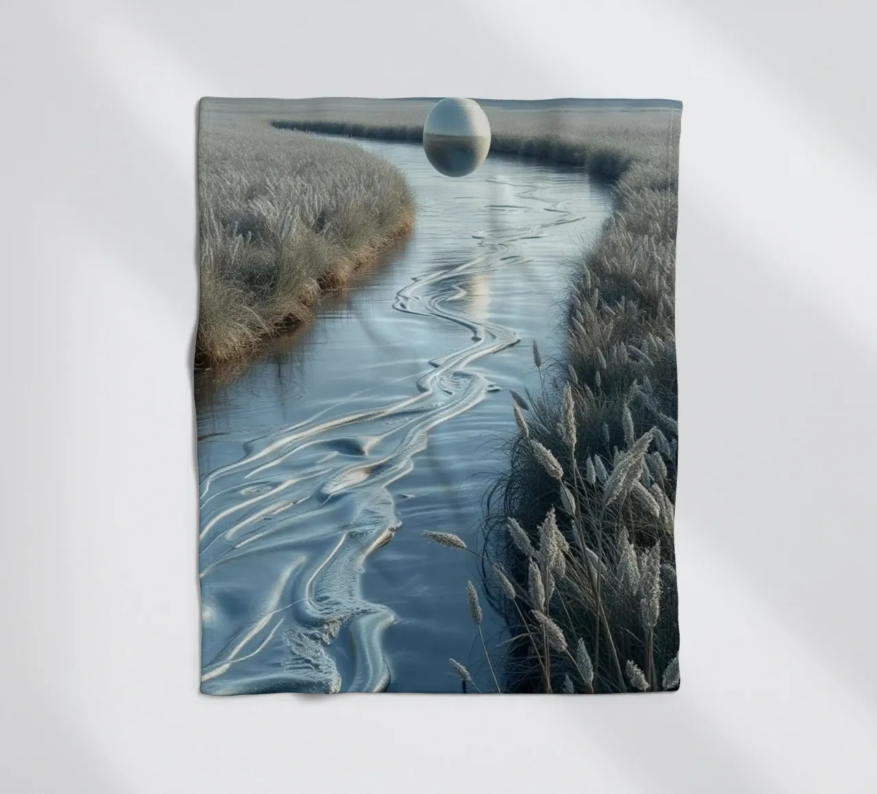 Paesaggio onirico sereno: Il riflesso di una sfera d'argento coperta in pile da Artistic-shop