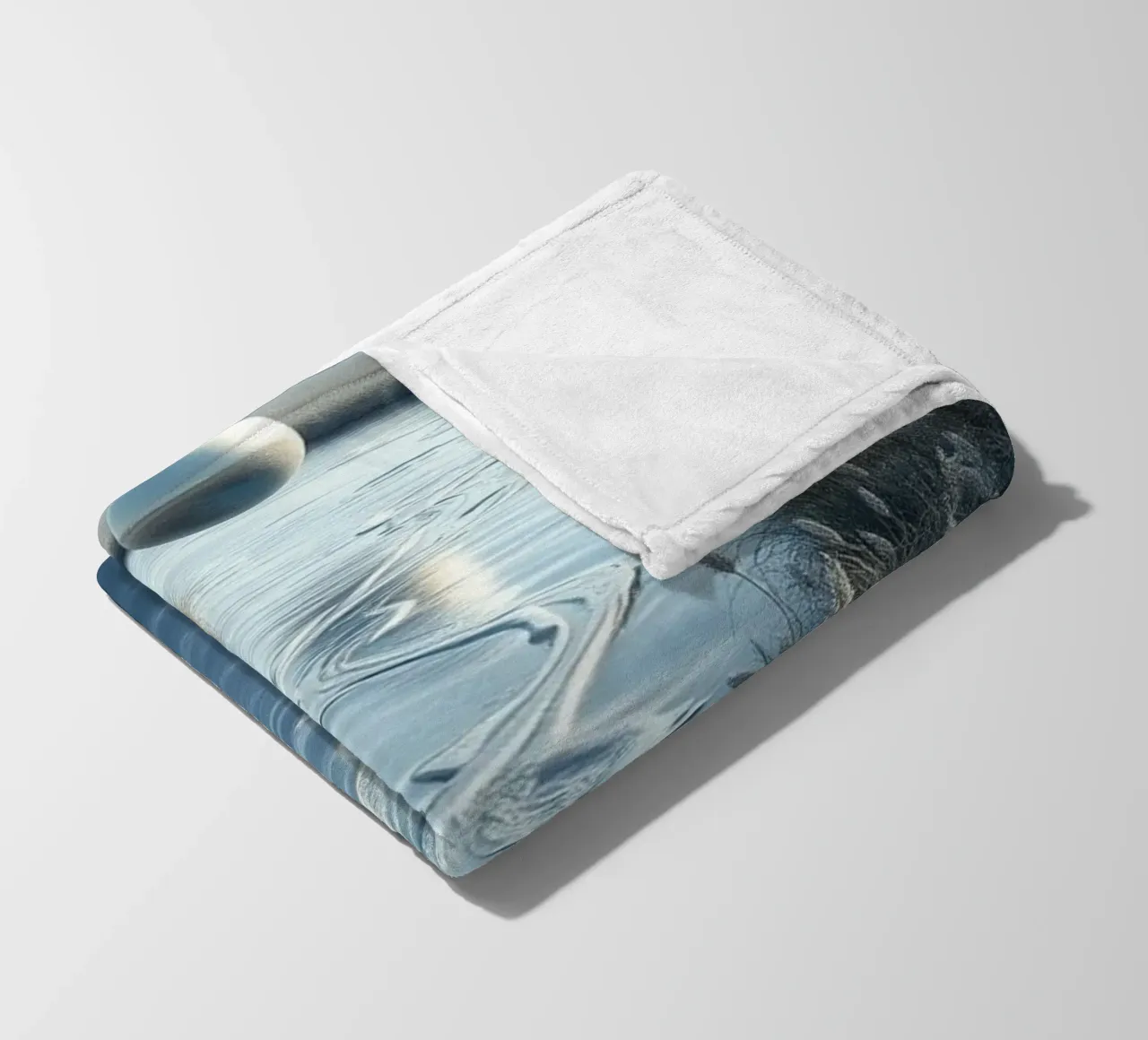 Paesaggio onirico sereno: Il riflesso di una sfera d'argento coperta in pile da Artistic-shop