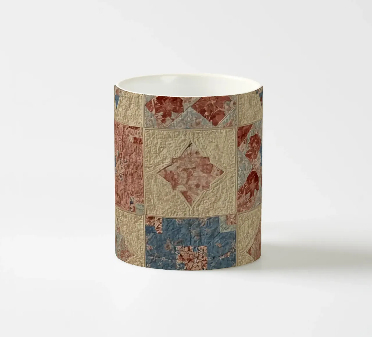 Tessuto trapuntato con motivi geometrici e floreali tazza in ceramica da DesignDoodle