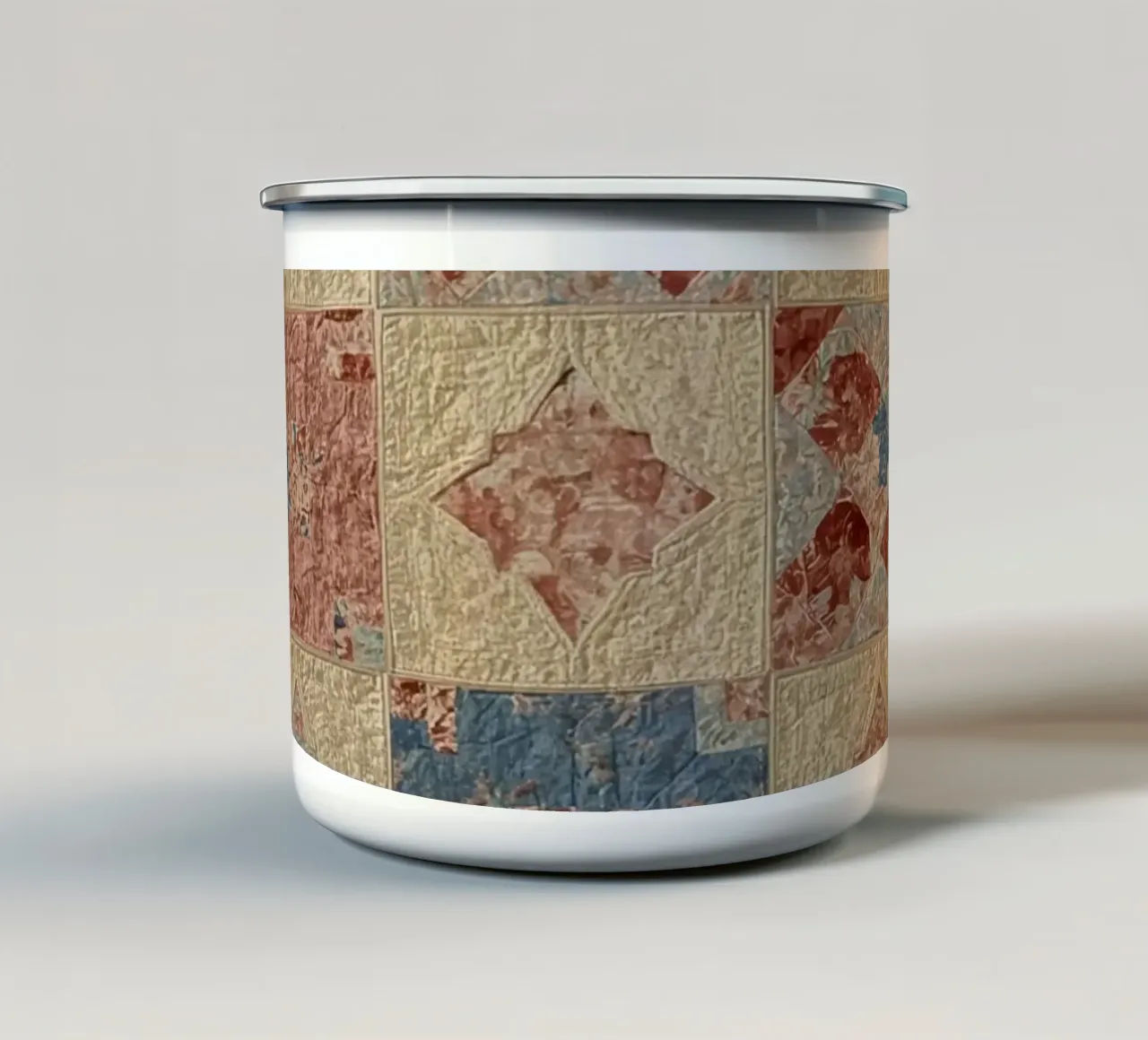 Tessuto trapuntato con motivi geometrici e floreali tazza in smalto da DesignDoodle