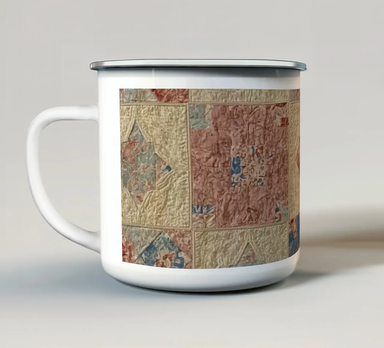 Tessuto trapuntato con motivi geometrici e floreali tazza in smalto da DesignDoodle