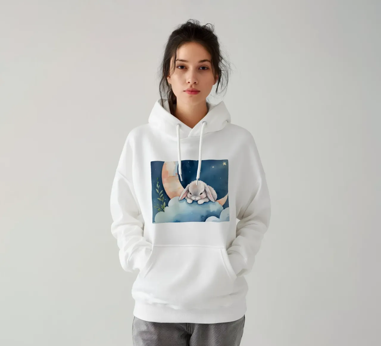 Coniglio che dorme su una nuvola con luna crescente e stelle felpa con cappuccio da DesignDoodle