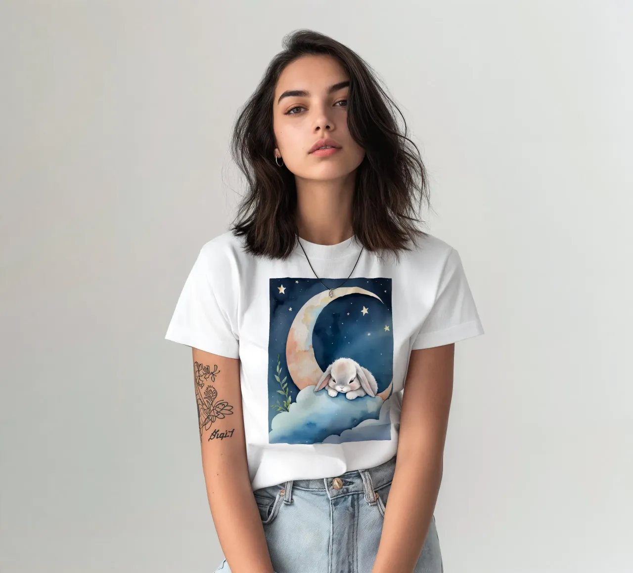 Coniglio che dorme su una nuvola con luna crescente e stelle t-shirt da DesignDoodle