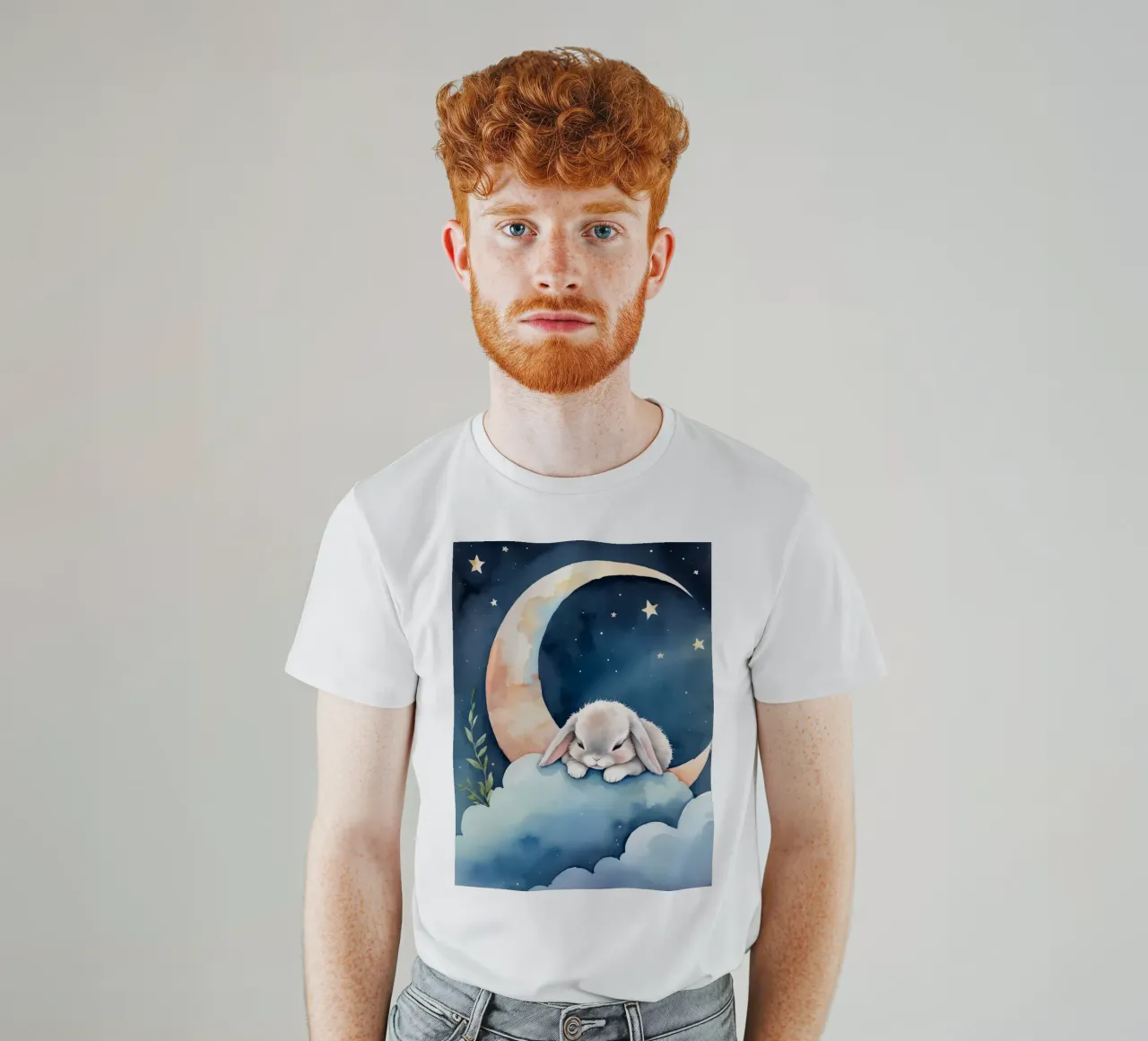 Coniglio che dorme su una nuvola con luna crescente e stelle t-shirt da DesignDoodle