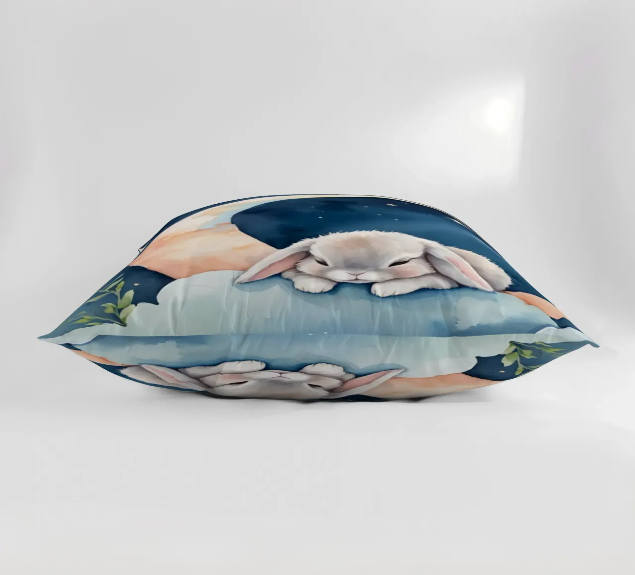 Coniglio che dorme su una nuvola con luna crescente e stelle cuscino da DesignDoodle