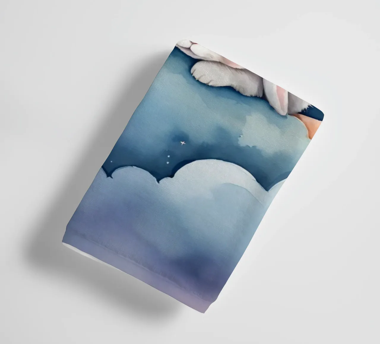 Conejo durmiendo en una nube con luna creciente y estrellas toalla de baño de DesignDoodle