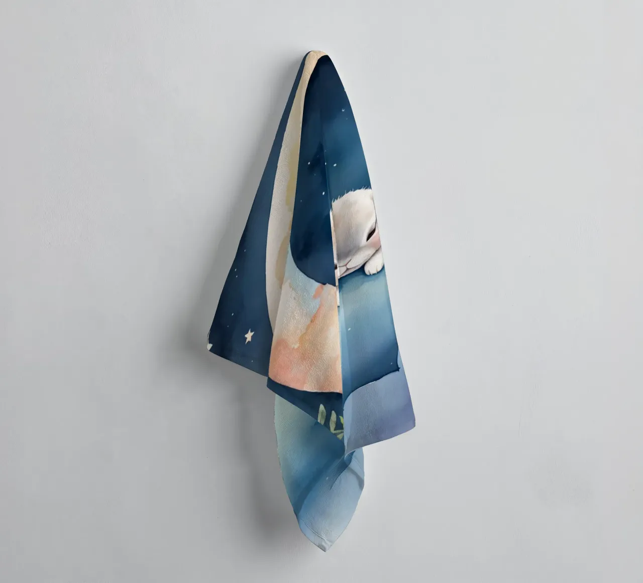 Conejo durmiendo en una nube con luna creciente y estrellas toalla de baño de DesignDoodle