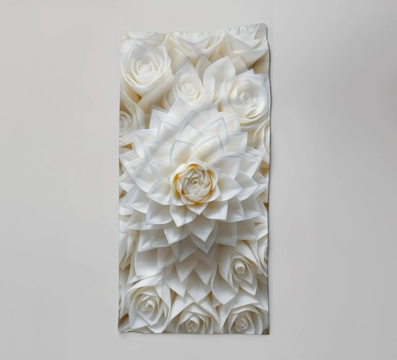 Rose bianche serene: Una composizione floreale delicata e senza tempo asciugamano da bagno da Artistic-shop